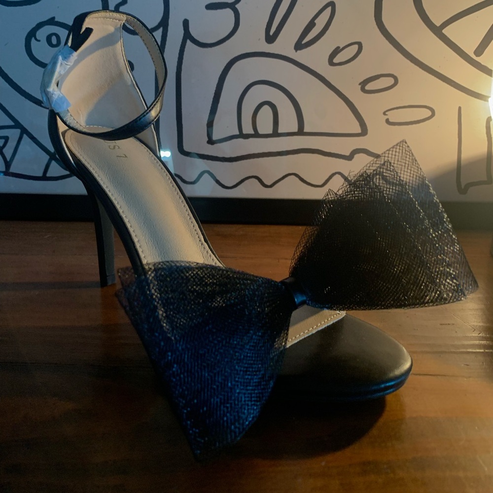 Size 7 Heels with Bows 🖤🎀